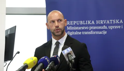 Zagreb, 15.06.2026 - Ministar pravosuđa, uprave i digitalne transformacije Damir Habijan održao je konferenciju za medije na kojoj je predstaviti izmjene Zakona o trgovačkim dru&scaron;tvima, Pravilnik o sadržaju i obliku obrazaca na kojima se podnose podnesci u izvansudskom postupku i postupku stečaja potro&scaron;ača te pravilnike predviđene novim Zakonom o medijaciji. Uz to, ministar Habijan i izvr&scaron;ni direktor Udruge za podr&scaron;ku žrtvama i svjedocima Miren &Scaron;pek potpisali su Sporazum o suradnji na osiguranju rada Nacionalnog pozivnog centra za žrtve kaznenih djela i prekr&scaron;aja 116 006 za novo trogodi&scaron;nje razdoblje, od 2026. do 2029.. Na fotografiji Damir Habijan.foto HINA/ Denis CERIĆ /dc