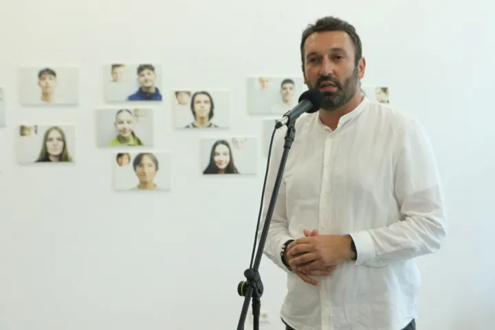 Osijek, 15. 06. 2026, KC, Izložba fotografija, Mladost, Dalibor Olujuć, (osma&scaron;i O&Scaron; Mladost). Otvorenje.Josip Jukić.snimio GOJKO MITIĆ