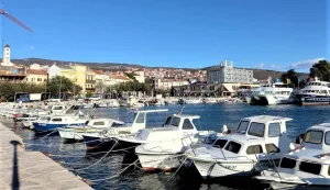 Crikvenica, 14.08.2022. - Tradicionalno, u lapidariju Hotela Ka&scaron;tel, održana je u nedjelju navečer, u povodu Dana grada, svečana sjednica crikveničkog Gradskog vijeća, a dodijeljene su čak tri Nagrade za životno djelo. Na fotografiji ilustracija, grad Crikvenica, luka, brodovi, brod, more. foto HINA/ Franjo DERANJA/ ml