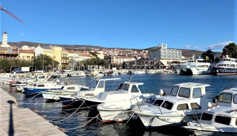 Crikvenica, 14.08.2022. - Tradicionalno, u lapidariju Hotela Ka&scaron;tel, održana je u nedjelju navečer, u povodu Dana grada, svečana sjednica crikveničkog Gradskog vijeća, a dodijeljene su čak tri Nagrade za životno djelo. Na fotografiji ilustracija, grad Crikvenica, luka, brodovi, brod, more. foto HINA/ Franjo DERANJA/ ml