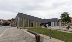 VUKOVARVukovar se iz godine u godinu trudi postati jedan od najpoželjnijih studentskih gradova u Hrvatskoj, a najnoviji je korak u tom smjeru izgradnja modernoga studentskog restorana u Mirogojskoj ulici, neposredno uz Studentski dom "Leopold", koji će već od jeseni studentima ponuditi kvalitetniju prehranu, prostor za druženje i sadržaje koji čine svakodnevicu studentskog života.Novi objekt prostire se na 400 četvornih metara, a sadržavat će restoran sa 78 sjedećih mjesta te caffe bar otvoren studentima i svim Vukovarcima.lipanj 2026.