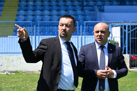 Vukovar, 16.06.2026. - Na Gradskom stadionu Borovo naselje održana je zajednička konferencija za medije gradonačelnika Grada Vukovara Marijana Pavličeka i župana Vukovarsko-srijemske županije Ivana Bosančića.&nbsp;Tema konferencije je donatorska kampanja "I ti si Vukovar" za izgradnju Stadiona 12 hrvatskih redarstvenika, a tom je prigodom župan najavio donaciju Vukovarsko-srijemske županije. Na fotografiji Marijan Pavliček, Ivan Bosančić.foto HINA/Gordan PANIĆ/ gp