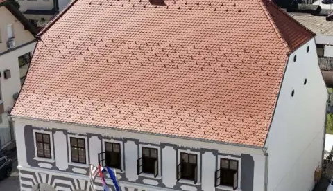 VINKOVCI - Održana je zavr&scaron;na konferencija projekta "Energetska obnova zgrade Galerije Slavka Kopača Vinkovci", koja je nakon četrdeset godina pro&scaron;la kroz temeljitu obnovu LIPANJ 2026.