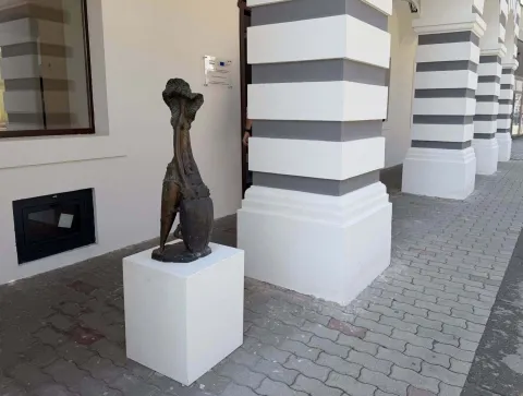 VINKOVCI - Održana je zavr&scaron;na konferencija projekta "Energetska obnova zgrade Galerije Slavka Kopača Vinkovci", koja je nakon četrdeset godina pro&scaron;la kroz temeljitu obnovu LIPANJ 2026.