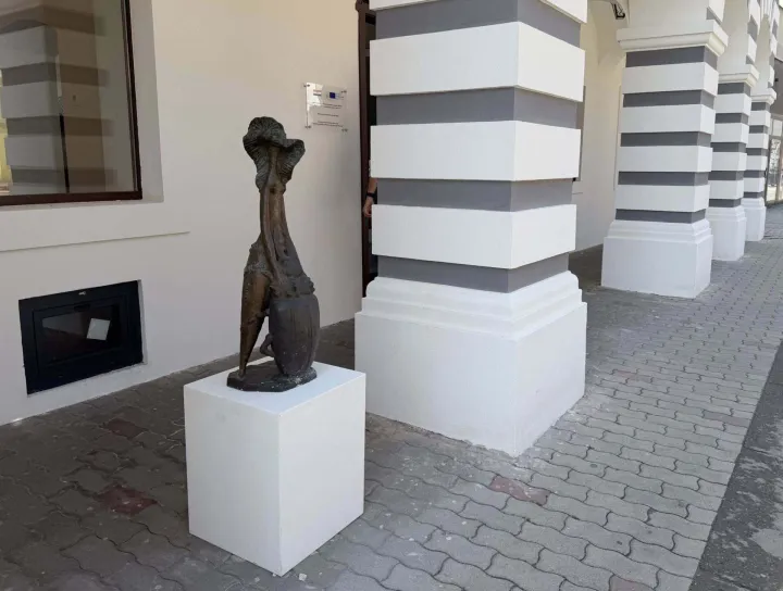VINKOVCI - Održana je zavr&scaron;na konferencija projekta "Energetska obnova zgrade Galerije Slavka Kopača Vinkovci", koja je nakon četrdeset godina pro&scaron;la kroz temeljitu obnovu LIPANJ 2026.