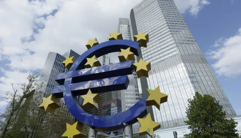 epa12031969 The Euro-Logo by German artist Ottmar Hoerl in front of the former headquarter of the European Central Bank (ECB), in Frankfurt am Main, Germany, 14 April 2025. EPA/RONALD WITTEK