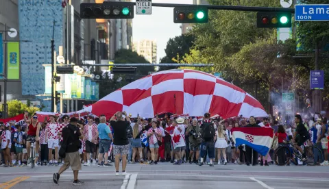 Dallas, 16.06.2026 - Povorka hrvatskih navijaća u sredi&scaron;tu Dallasa. foto HINA/ Daniel KASAP/ dk