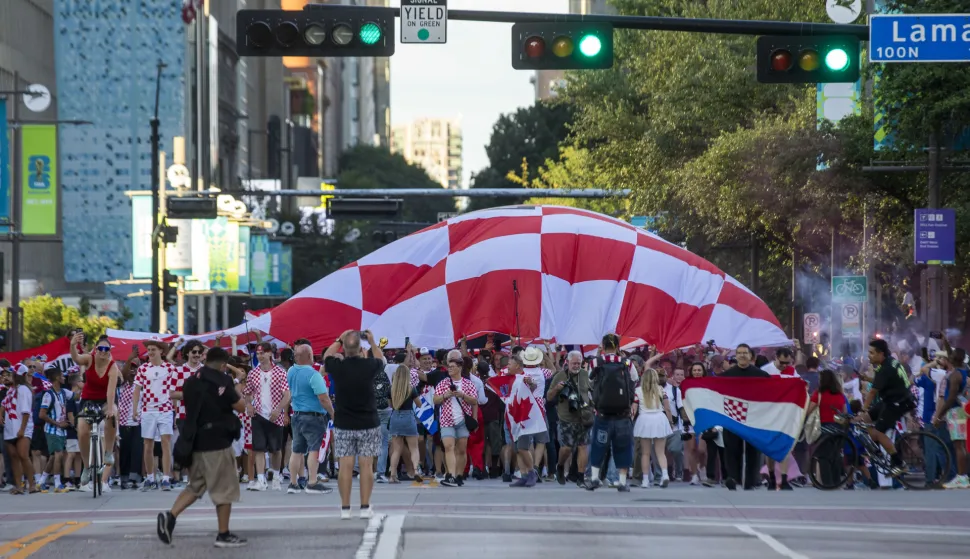 Dallas, 16.06.2026 - Povorka hrvatskih navijaća u sredi&scaron;tu Dallasa. foto HINA/ Daniel KASAP/ dk