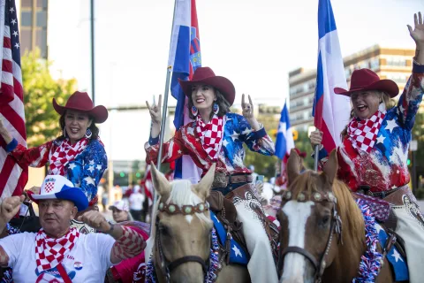 Dallas, 16.06.2026 - Povorka hrvatskih navijaća u sredi&scaron;tu Dallasa. foto HINA/ Daniel KASAP/ dk