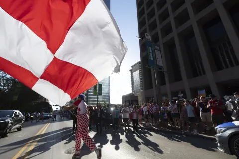 Dallas, 16.06.2026 - Povorka hrvatskih navijaća u sredi&scaron;tu Dallasa. foto HINA/ Daniel KASAP/ dk