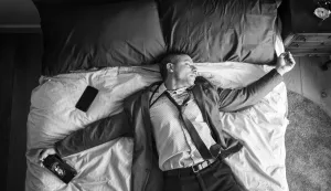 Drunk business man falling asleep as soon as he came back homeovisnost alkohol ilustracija