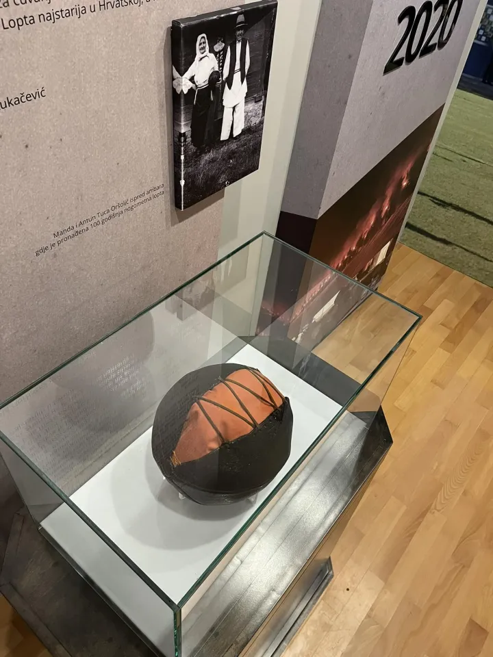 Prva nogometna lopta izložena je u Gradskom muzeju, ustupljena fotografija
