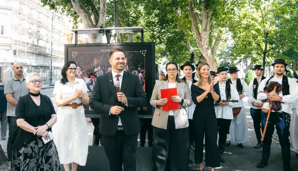 ĐakovoNa zagrebačkoj izložbi o 60 godina Đakovačkih vezova govorio je gradonačelnik Đakova Marin mandarićLipanj 2026. 