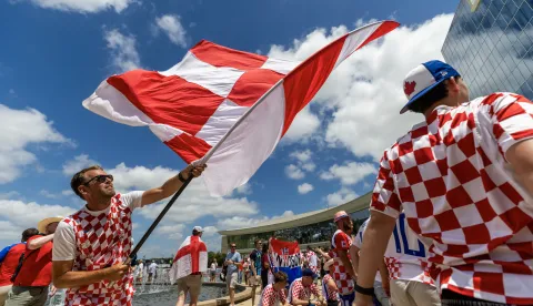 Dallas, 17.06.2026 - Hrvatski navijači ispred AT&T stadiona u Dallasu pred početak utakmice 1. kola L skupine Svjetskoga nogometnoga prvenstva Engleska - Hrvatska.foto HINA/ Daniel KASAP/ ds