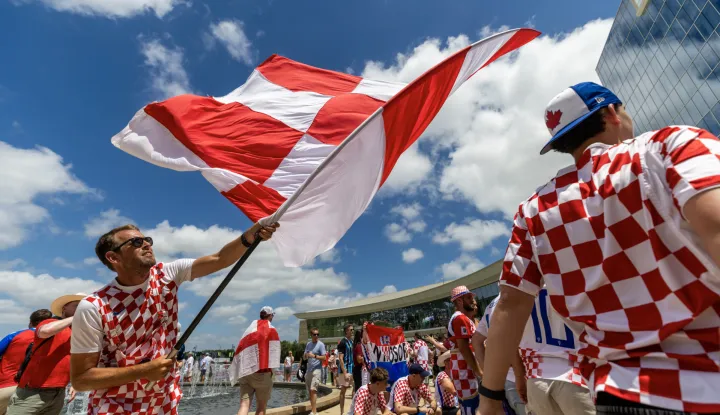 Dallas, 17.06.2026 - Hrvatski navijači ispred AT&T stadiona u Dallasu pred početak utakmice 1. kola L skupine Svjetskoga nogometnoga prvenstva Engleska - Hrvatska.foto HINA/ Daniel KASAP/ ds