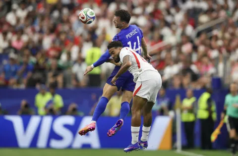 Dallas, 17.06.2026 - Utakmica 1. kola L skupine Svjetskoga nogometnoga prvenstva Engleska - Hrvatska. Na slici Ivan Peri&scaron;ić, Bukayo Saka.foto HINA/ Daniel KASAP/ ds