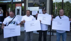 Zagreb, 18.06.2026. - Drugi prosvjed veterinara s kovčezima pod sloganom "Nećemo u Irsku". Veterinari su ovim prosvjedom željeli upozoriti na probleme s raspisivanjem natječaja o koncesijama za koje smatraju da će dovesti do zatvaranja veterinarskih ambulanti u ruralnim područjima Hrvatske nakon vi&scaron;e desetljeća pružanja veterinarske skrbi i uspje&scaron;nog rada. Cilj prosvjeda je bio ukazati na potrebu očuvanja dostupne veterinarske službe u svim dijelovima Hrvatske te potaknuti dijalog s nadležnim institucijama. foto HINA/ Sa&scaron;a KOLJAN/ sk