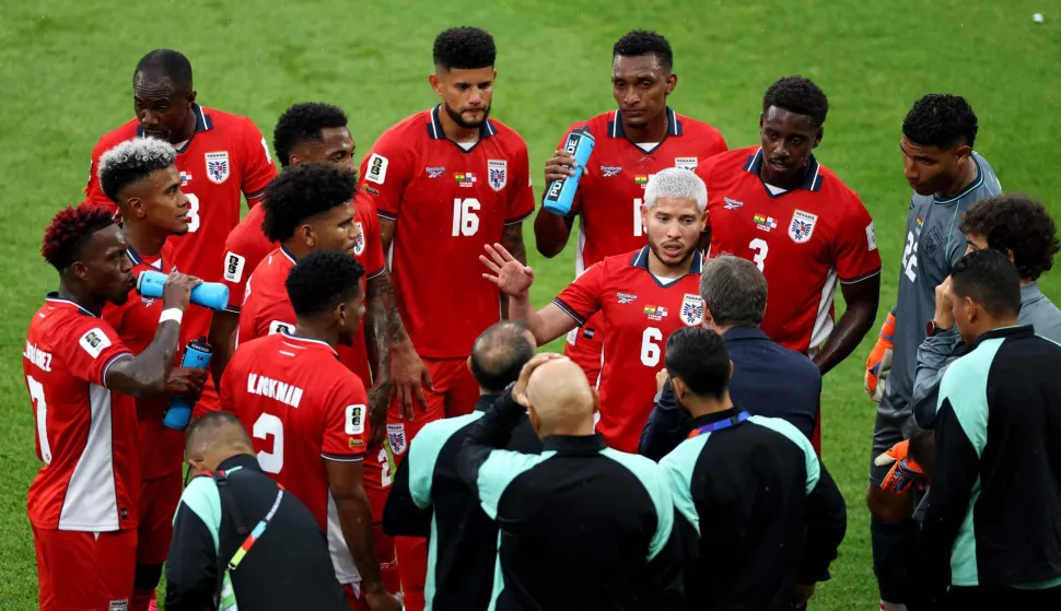 TORONTO, ONTARIO - JUNE 17: Thomas Christiansen, Head Coach of Panama, speaks to players at the hydration break during the FIFA World Cup 2026 Group L match between Ghana and Panama at Toronto Stadium on June 17, 2026 in Toronto, Ontario. Dan Mullan/Getty Images/AFP (Photo by Dan Mullan/GETTY IMAGES NORTH AMERICA/Getty Images via AFP)