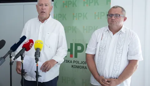 Zagreb, 18.06.2026. - Hrvatska poljoprivredna komora je sazvala tematsku sjednicu Upravnog odbora na temu &scaron;teta od divljači na poljoprivrednim povr&scaron;inama, a uoči njenog početka predstavnici Komore dali su izjave za medije. Na slici (L-D) Željko Mihelić, Antun Golibović.foto HINA/ Sa&scaron;a KOLJAN/ sk