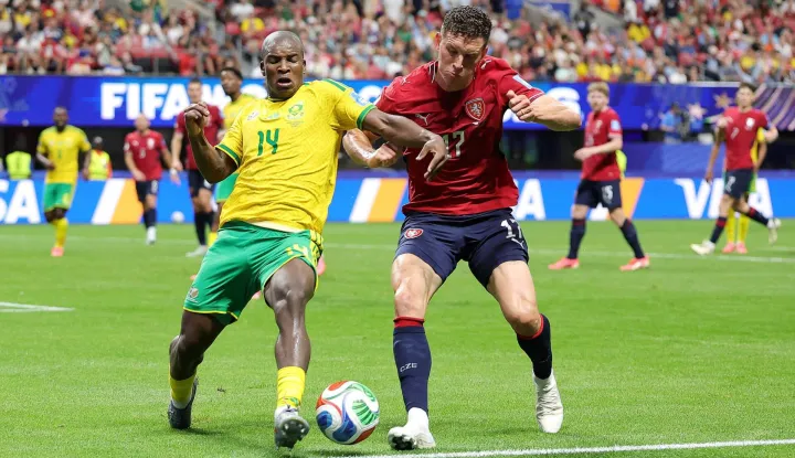 ATLANTA, GEORGIA - JUNE 18: Mbekezeli Mbokazi #14 of South Africa competes for the ball against Lukas Provod #17 of Czechia during the FIFA World Cup 2026 Group A match between Czechia and South Africa at Atlanta Stadium on June 18, 2026 in Atlanta, Georgia. Alex Slitz/Getty Images/AFP (Photo by Alex Slitz/GETTY IMAGES NORTH AMERICA/Getty Images via AFP)