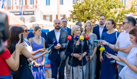 Pula, 19.06.2026. - Konferencija za novinare SDP-a i Možemo! povodom zajedničke kampanje "Plenkovićeva inflacija". Na konferenciji su govorili predsjednik SDP-a Sini&scaron;a Hajda&scaron; Dončić, koordinatorica stranke Možemo! Sandra Benčić te saborska zastupnica SDP-a Sanja Radolović. Tema konferencije je kampanja "Plenkovićeva inflacija", usmjerena na rast tro&scaron;kova života te posljedice koje inflacija ostavlja na građane Hrvatske. foto HINA/ Ante GUDELJ