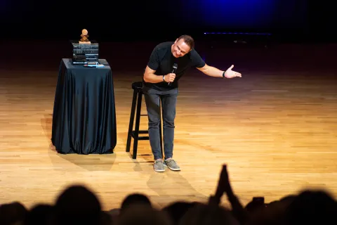 Osijek, 19. 6. 2026., Enis Be&scaron;lagić, Da sam ja neko - stand up showEnis Be&scaron;lagić; stand up; komedija; kultura; Kulturni centar