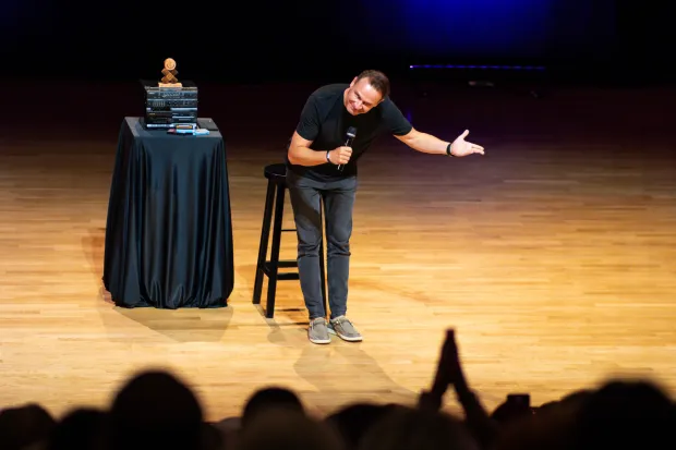Osijek, 19. 6. 2026., Enis Be&scaron;lagić, Da sam ja neko - stand up showEnis Be&scaron;lagić; stand up; komedija; kultura; Kulturni centar