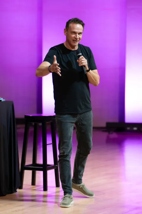 Osijek, 19. 6. 2026., Enis Be&scaron;lagić, Da sam ja neko - stand up showEnis Be&scaron;lagić; stand up; komedija; kultura; Kulturni centar