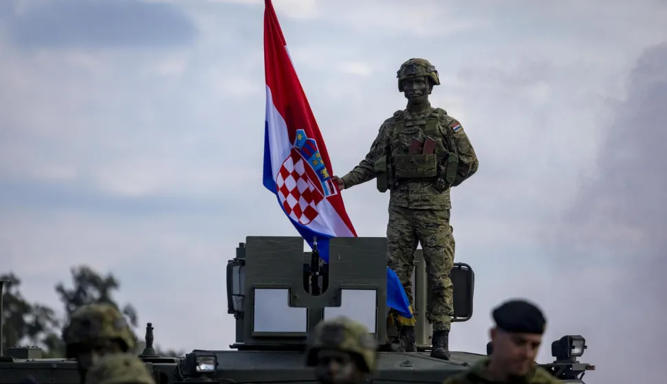 01.10.2025., Gasinci - Zavrsni prikaz medjunarodne vojne vjezbe Sava Star 25. Medjunarodna vojna vjezba Sava Star 25 provodi se na vojnom poligonu "Gasinci". Na vjezbi sudjeluje 120 pripadnika Oruzanih snaga Republike Hrvatske i 80 pripadnika Oruzanih snaga Ujedinjenog Kraljevstva Velike Britanije i Sjeverne Irske. Photo: Davor Javorovic/PIXSELL