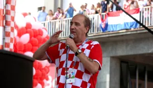 Zagreb, 16.7.2018.- Navijači hrvatske nogometne reprezentacije na Trgu bana Jelačića čekaju dolazak "Vatrenih" osvajače srebrne medalje na Svjetskom nogometnom prvenstvu u Rusiji. Na fotografiji Mladen Grdović. foto HINA/ Zvonimir KUHTIĆ/ zk