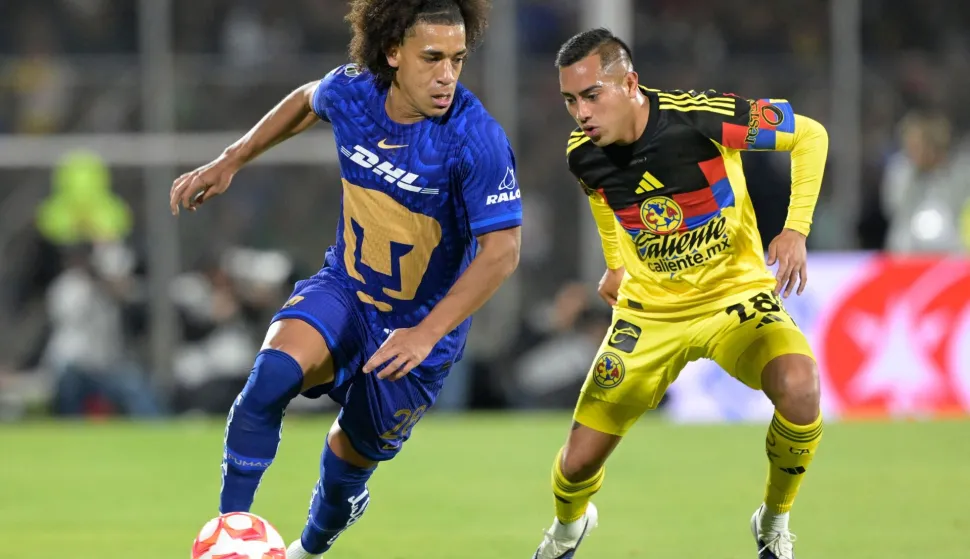 (FILES) Pumas' Panamanian midfielder #28 Adalberto Carrasquilla and America's midfielder #28 Erick Sanchez fight for the ball during the Liga MX Clausura match between Pumas and America at Olimpico Universitario Stadium in Mexico City on March 21, 2026. Panama heads to its second World Cup aiming to defy expectations and advance from the group stage, with a squad lacking big stars and facing Harry Kane?s England, Luka Modric?s Croatia and Ghana (Photo by Alfredo ESTRELLA/AFP)