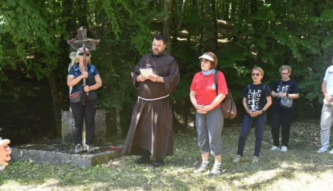 NA&Scaron;ICENa Spomen-području Crni potok održana je komemoracija u povodu 81. obljetnice komunističkog zločina počinjenog u lipnju 1945. Prema svjedočanstvima mje&scaron;tana Zoljana, na tom je mjestu neposredno nakon zavr&scaron;etka Drugog svjetskog rata, bez suđenja, ubijeno oko 1500 zarobljenih vojnika i civila. Zbog toga se Crni potok ubraja među najveća strati&scaron;ta u istočnom dijelu Hrvatske. Komemoracija se održava treće subote u lipnju.2026.