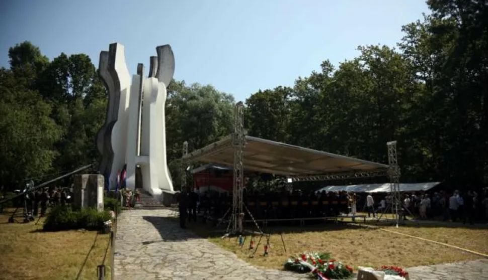 Sisak, 22.6.2022 - U Spomen-parku Brezovica kod Siska odrЕѕana je prigodna sveДЌanost u povodu Dana antifaЕЎistiДЌke borbe, 22. lipnja, kada se obiljeЕѕava 81. obljetnica osnutka Prvog partizanskog odreda i prve antifaЕЎistiДЌke postrojbe u Hrvatskoj i ovom dijelu Europe. Na sveДЌanosti su sudjelovali predsjednik Republike Zoran MilanoviД&Dagger;, izaslanik predsjednika Vlade RH Andreja PlenkoviД&Dagger;a, ministar pravosuД'a i uprave Ivan Malenica i izaslanik predsjednika Hrvatskoga sabora, sisaДЌko-moslavaДЌki Еѕupan Ivan Celjak. Foto Hina/ Dario GRZELJ/ dag