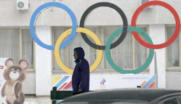 epa06370817 A man walks in front of the Olympic rings outside the building of the Russian Olympic Committee in Moscow, Russia, 06 December 2017. The International Olympic Committee (IOC) on 05 December 2017 banned Russia from the 2018 Winter Olympic Games in Pyeongchang, South Korea, following an investigation into allegations of state-sponsored doping at the Sochi 2014 Olympics. Some Russian athletes, who can prove they are not implicated in the doping scandal, will compete in Pyeongchang under a neutral flag. EPA/SERGEI ILNITSKY