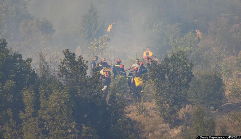 28.06.2025. Ljubuski, Bosna i Hercegovina, Pozar koji je planuo u noci s petka na subotu negdje oko ponoci jos uvijek nije ugasen. Vatra je zahvatila gustu borovu sumu, makiju i nisko raslinje jos uvijek nije ugasen. Gasenje vatre otezava jak vjetar koji ne jenjava. Na terenu su vatrogasci iz Zupanije Zapadnohercegovacke, Hercegbosanske zupanije i Hercegovacko-neretvanske zupanije Photo: Denis Kapetanovic/PIXSELL