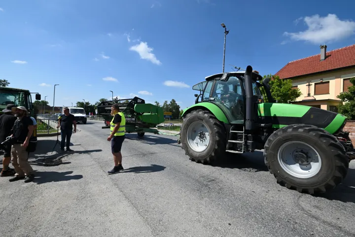 Rokovci, 23.06.2026. - Sindikat zaposlenih u poljoprivredi Slavonije i Baranje, u suradnji s drugim poljoprivrednim udrugama, organizira konferenciju za medije u Rokovcima na koju poljoprivrednici stižu s traktorima i radnim strojevima kako bi upozorili na ignoriranje od nadležnih institucija. foto HINA/Gordan Panić