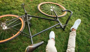 Cropped picture of handsome young african man early morning with bicycle outdoors.bicikl biciklist pijan pad pao ozlijedafreepik ilustracija