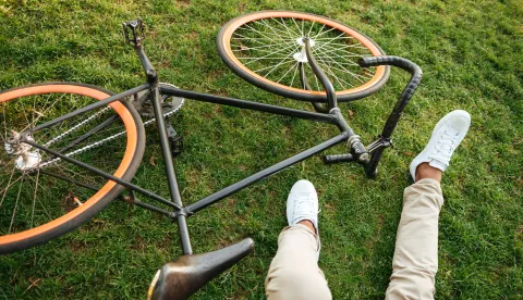 Cropped picture of handsome young african man early morning with bicycle outdoors.bicikl biciklist pijan pad pao ozlijedafreepik ilustracija