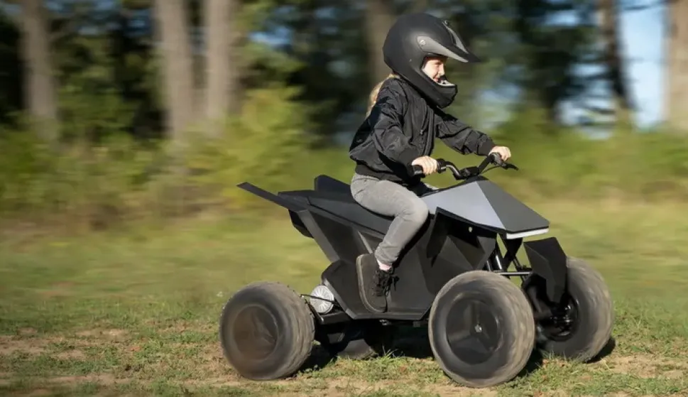 AUVIJEK SE POVLAČI TESLIN CYBERQUAD ZA DJECUAtraktivni mali četverocikl koji je u Americi proizvodila tvrtka Radio Flyer, povučen je jer ne zadovoljava savezne sigurnosne standarde. Vlasnicima se nudi puni povrat novca nakon &scaron;to onesposobe ovo električno terensko voziloZami&scaron;ljen je kao igračka, a Radio Flyer je rekao da je Cyberquad for Kids dizajniran za male vozače od osam godina i starije. Napravljen je po uzoru na terensko vozilo na četiri kotača Tesla prikazano u studenom 2019. na događaju otkrivanja Cybertrucka. Ova "igračka", koja je ko&scaron;tala 1900 dolara, brzo je rasprodana kada je stavljena na prodaju u prosincu 2021. Dizajnirana je da ide brzinom od 10 milja (16 km) na sat.Iako ga je izradio Radio Flyer, koji ima ekskluzivnu licencu za igračke za vožnju na temu Tesle, Cyberquad za djecu bio je dostupan samo na Teslinoj web stranici. Prodano ih je oko 5000 komada. Problem je, prema američkom Uredu za sogurnost potro&scaron;ačkih proizvoda (CPSC) i Radio Flyeru, u tome &scaron;to Cyberquad zadovoljava zakonsku definiciju "kvadricikla za mlade." To znači da mora zadovoljiti određene sigurnosne standarde, poput mehaničkog ovjesa i maksimalnog tlaka u gumama. Također, tvrtke koje prodaju ATV-e dužne su osigurati sigurnosnu obuku i informacije.Verzija Radio Flyera ne ispunjava te zahtjeve, prema CPSC-u i Radio Flyeru. "Ovi sigurnosni standardi za ATV postoje kako bi se smanjila opasnost od sudara i ozljeda, spriječile ozbiljne ozljede ili smrt", rekao je CPSC u svojoj objavi. Tesla, koja uglavnom (u Americi) ne odgovara na pitanja medija, do vikenda nije odgovorila na upit za komentar. "Sigurnost djece shvaćamo vrlo ozbiljno", objavio je Radio Flyer na svojoj web stranici i dodao kako blisko surađuju s CPSC-om na dobrovoljnom povlačenju Cyberquada.Od vlasnika se traži da uklone kontroler motora ATV-a &ndash; računalo koje upravlja napajanjem iz baterija koje idu u električni motor &ndash; i po&scaron;alju ga Radio Flyeru, &scaron;to će trajno onesposobiti proizvod za vožnju. Vlasnici će tada dobiti puni povrat kupovne cijene ATV-a od 1900 USD. Ostatak Cyberquada tada se može zbrinuti u skladu s lokalnim zakonima. Radio Flyer će osigurati dodatnu naknadu do 50 dolara za pokrivanje tro&scaron;kova zbrinjavanja. Međutim, ako vlasnici žele, mogu i zadržati svoj tada već neupotrebljivi quad.