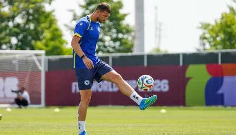 Edin DZEKO #11 of Bosnia and Herzegovina national football team warms-up during the training day ahead the 2026 FIFA World Cup Group B match against Canada at Centennial Park. on June 11, 2026 in Toronto, Canada. (Photo by Leonardo Ramirez/ Eyepix Group/Sipa USA) Photo: Eyepix/SIPA USA