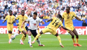 FOXBOROUGH, MASSACHUSETTS - JUNE 23: Jude Bellingham #10 of England is challenged by Gideon Mensah #14 of Ghana during the FIFA World Cup 2026 Group L match between England and Ghana at Boston Stadium on June 23, 2026 in Foxborough, Massachusetts. Buda Mendes/Getty Images/AFP (Photo by Buda Mendes/GETTY IMAGES NORTH AMERICA/Getty Images via AFP)