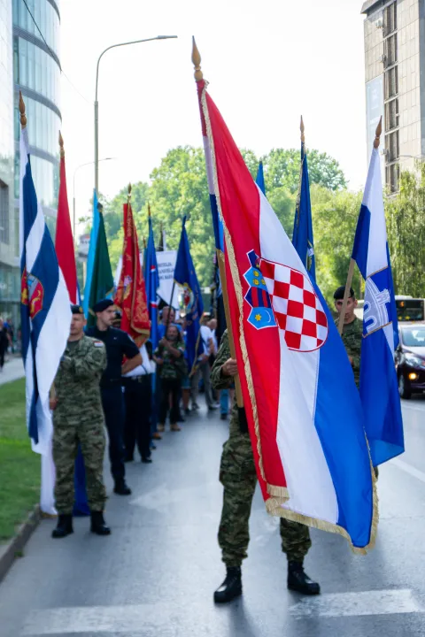 OSIJEK- 28.06.2022., Dan osječkih branitelja, 106. brigade ZNG RH i Hrvatskih dragovoljaca OBŽ, okupljanje kod "Crvenog fiće", svečani mimohod prema Spomeniku poginulim hrvatskim braniteljima, polaganje vijenaca, dokumentarni film u HNK "&Scaron;apat vjetra zidove slama".Foto: Andrea Ilakovac