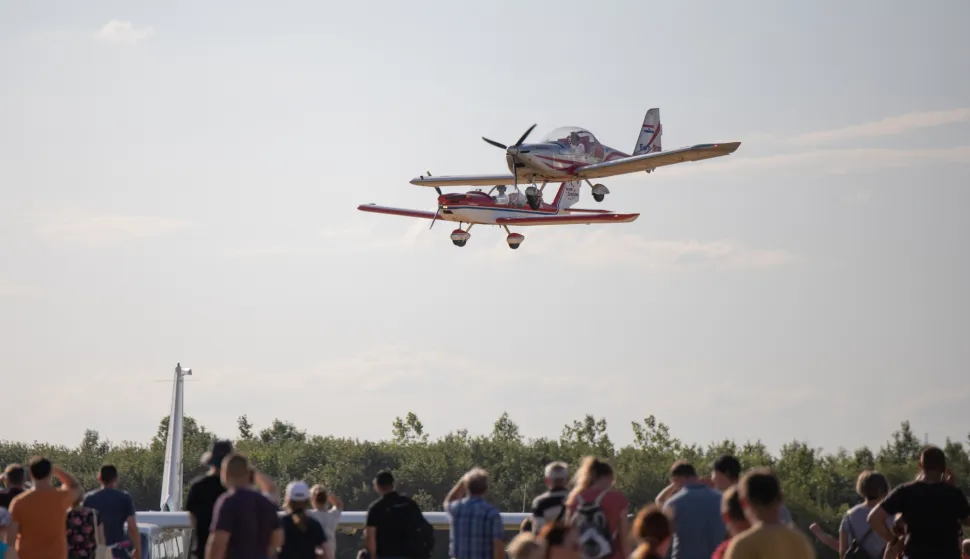 air show osijek 2022avion, zrakoplov, ultralka letjelica, panoramski let, airshow, eurostar teamsnimio: Danijel Jak&scaron;ić/Istok u objektivu
