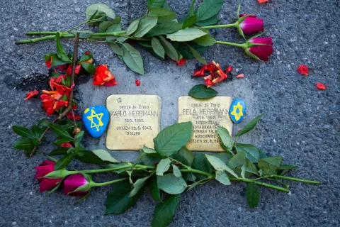 Osijek, 25. 6. 2026., Otkrivanje kamena spoticanja, Tijardovićeva ulicakameni spoticanja; sjećanje; židovske obitelji; holokaust; židovska općina