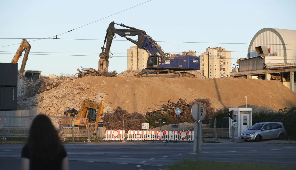 Zagreg, 24.06.2026. - Danas poslijepodne su strojevi sru&scaron;ili posljednji kat Vjesnikovog nebodera. foto HINA/ Lana SLIVAR DOMINIĆ/ lsd