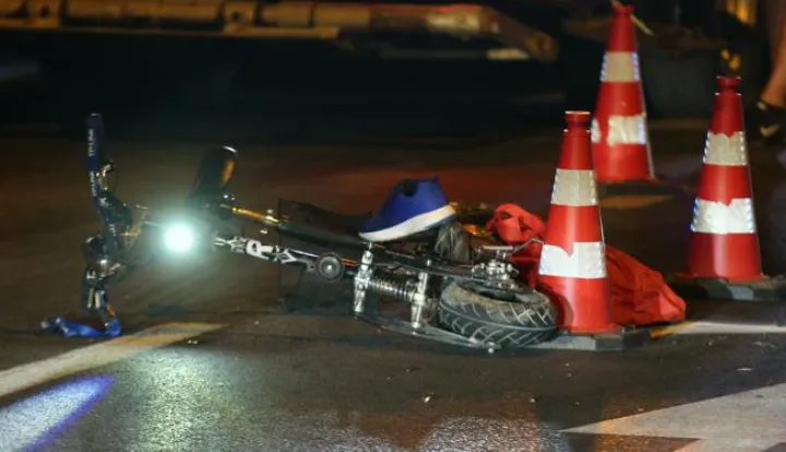 27.07.2020., Brodarica - Prometna nesreca na D-8 u mjestu Brodarica. Sudarili su se osobni automobil i elektricni romobil. Vozac romobila prebacen u bolnicu. Ocevid je u tijeku a promet se odvi9ja uz zastoje i regulaciju prometne policije. rPhoto: Dusko Jaramaz/PIXSELL