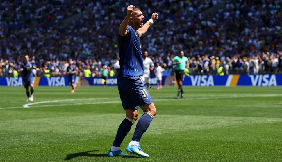 SEATTLE, WASHINGTON - JUNE 24: Edin Dzeko #11 of Bosnia and Herzegovina celebrates after an own goal by Sultan Albrake #18 of Qatar for the team?s second goal during the FIFA World Cup 2026 Group B match between Bosnia and Herzegovina and Qatar at Seattle Stadium on June 24, 2026 in Seattle, Washington. Stu Forster/Getty Images/AFP (Photo by Stu Forster/GETTY IMAGES NORTH AMERICA/Getty Images via AFP)