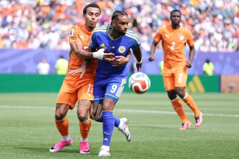 PHILADELPHIA, PENNSYLVANIA - JUNE 25: Juergen Locadia #9 of Curacao controls the ball against Guela Doue #17 of Cote d'Ivoire during the FIFA World Cup 2026 Group E match between Curacao and Cote D'Ivoire at Philadelphia Stadium on June 25, 2026 in Philadelphia, Pennsylvania. Kevin C. Cox/Getty Images/AFP (Photo by Kevin C. Cox/GETTY IMAGES NORTH AMERICA/Getty Images via AFP)