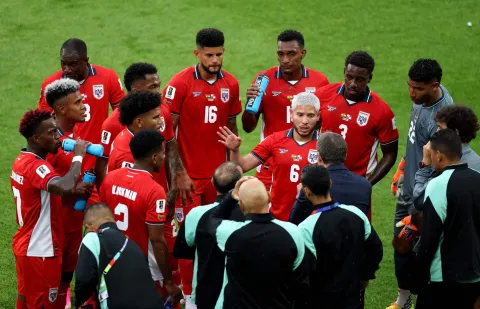 TORONTO, ONTARIO - JUNE 17: Thomas Christiansen, Head Coach of Panama, speaks to players at the hydration break during the FIFA World Cup 2026 Group L match between Ghana and Panama at Toronto Stadium on June 17, 2026 in Toronto, Ontario. Dan Mullan/Getty Images/AFP (Photo by Dan Mullan/GETTY IMAGES NORTH AMERICA/Getty Images via AFP)