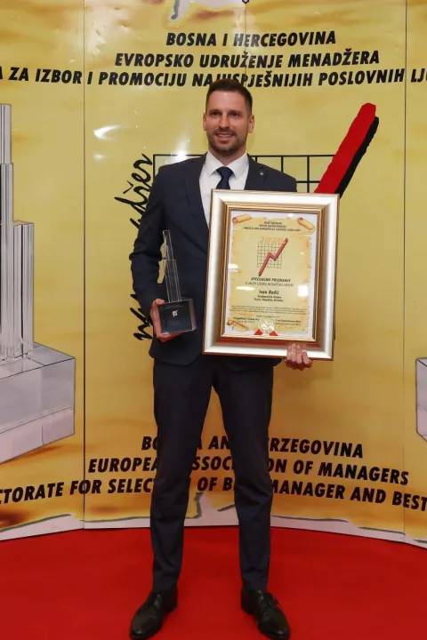Gradonačelnik Ivan Radić sa nagradom uručenom u Sarajevu